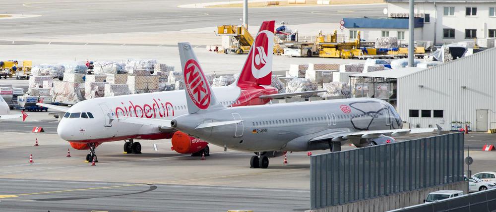 Flugzeuge der insolventen Fluglinie Niki stehen auf dem Flughafen Schwechat bei Wien. 