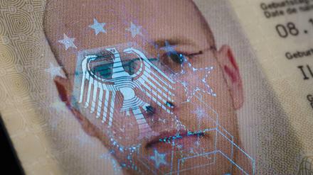 Auf dem Biometrischen Passfoto eines Personalausweises spiegelt sich ein Bundesadler als Hologramm. Berlin, 20.01.2015. Berlin Deutschland PUBLICATIONxINxGERxSUIxAUTxONLY Copyright: xThomasxTrutschelx