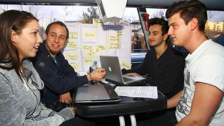 Unternehmer auf Reisen. Rose Jeantet, Marco Witzmann, Mohamed Chahin und Julian Riedelsheimer basteln am eigenen Start-up. 