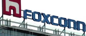 Das Logo der Hon Hai Group Foxconn auf einer Fabrik in Taiwan.