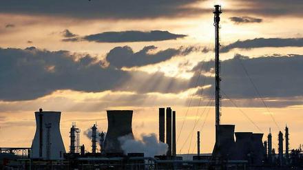 Andere Länder. Am Donnerstag teilte der Schweizer Chemiekonzern Ineos mit, dass er 640 Millionen britische Pfund für zwei Fracking-Lizenzen nahe der Ölraffinerie Grangemouth in Schottland bezahlt hat. Die Regierung in London begrüßte die Investition.