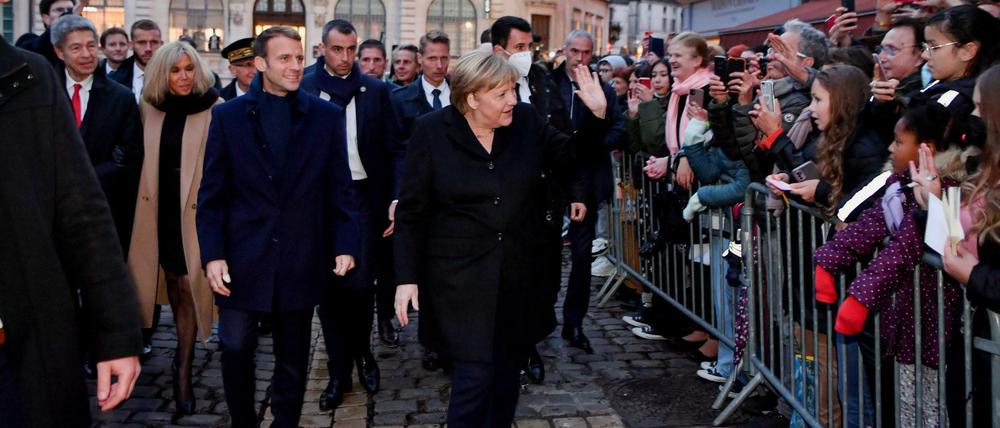 Bei ihrem Abschiedsbesuch in Frankreich wird Angela Merkel von vielen Schaulustigen begrüßt.
