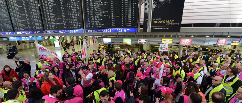 Sicherheitsmitarbeiter demonstrieren am Freitag am Flughafen von Frankfurt am Main (Hessen).