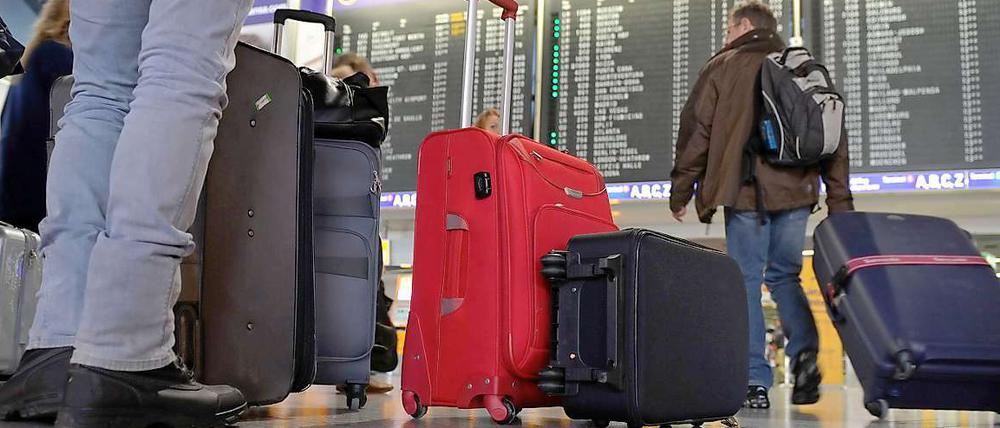 Koffersammlung: Reisende am und zum Frankfurter Flughafen müssen sich mindestens am Donnerstag auf Ausfälle gefasst machen. 