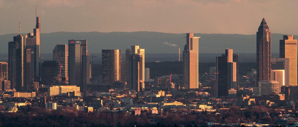 Abendsonne auf die Wolkenkratzer der Skyline in Frankfurt am Main.