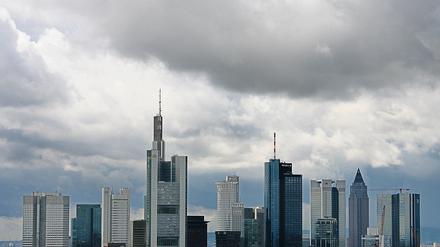 Graue Wolken ziehen über die Hochhäuser der Banken in Frankfurt am Main. 