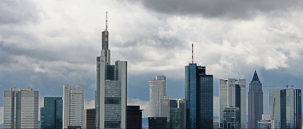 Graue Wolken ziehen über die Hochhäuser der Banken in Frankfurt am Main. 
