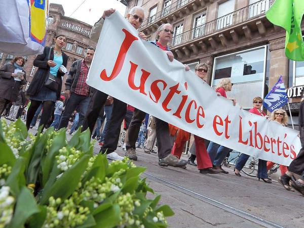 Bürger bei einer Mai-Demonstration in Straßburg im Osten Frankreichs.