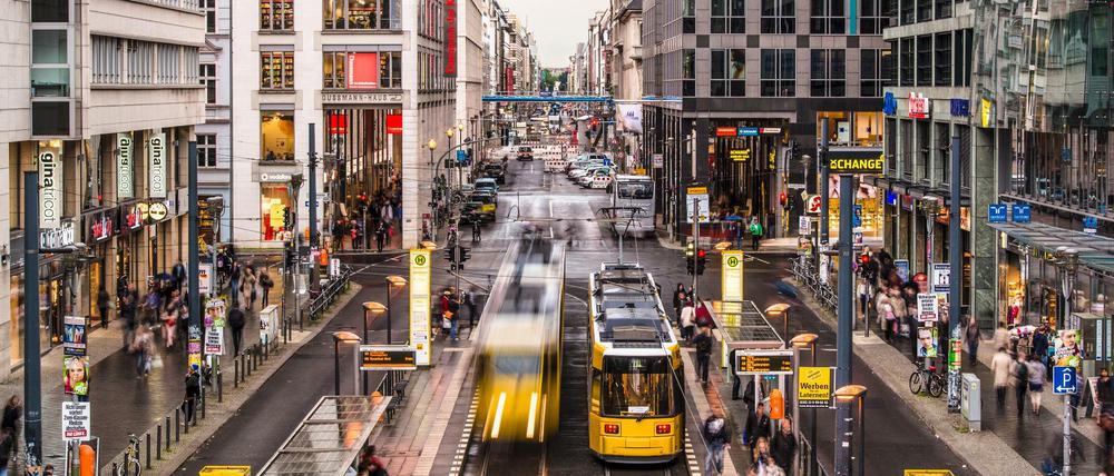 Geschäftsmeile Friedrichstraße. Die Berliner Firmen profitieren davon, dass die Menschen mehr Geld ausgeben. Foto: Getty Images/iStock
