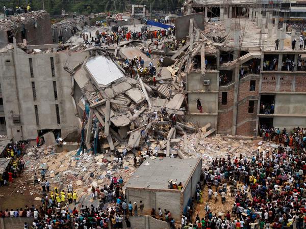 Ein drastisches Beispiel für schlechte Arbeitsbedingungen: 2013 starben 1134 Menschen beim Einsturz der Fabrik Rana Plaza in Bangladesh.