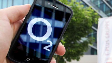 Ein Smartphone mit dem Logo des Telekommunikationskonzern O2.