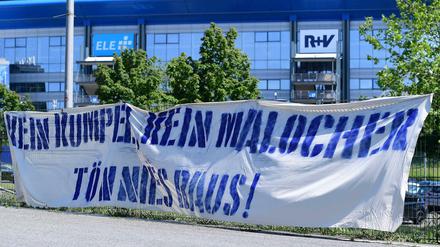 Unbeliebt in den eigenen Reihen: Vor der Schalke-Arena hängt ein Plakat gegen Clemens Tönnies, den Aufsichtsratsvorsitzenden von Schalke 04.