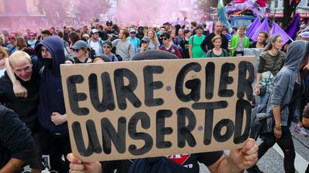 Teilnehmer einer Demonstration gegen den bevorstehenden G20-Gipfel laufen am 05.07.2017 in Hamburg über die Reeperbahn.