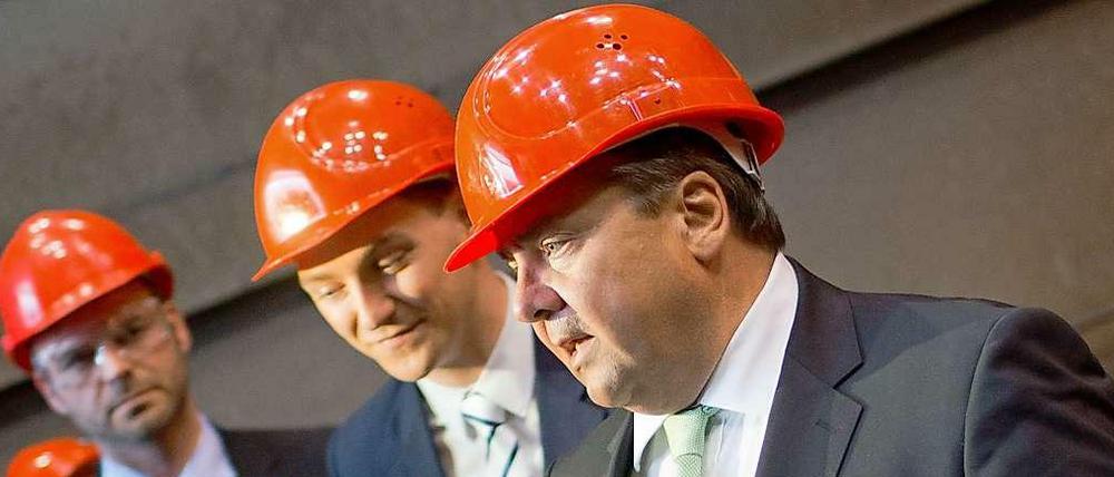 Wirtschaftsminister Sigmar Gabriel (SPD, r.) will die Industrierabatte neu gewichten.
