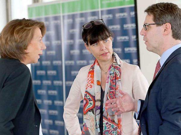 Der Gasag-Vorstand am Rande der Bilanz-Pressekonferenz (7. Mai 2015): Vera Gäde-Butzlaff, Katja Gieseking und Jürgen Schmidberger (von links).