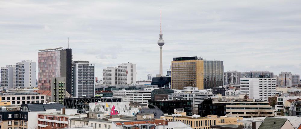 Der Berliner Fernsehturm inmitten von Wohn- und Bürogebäuden.