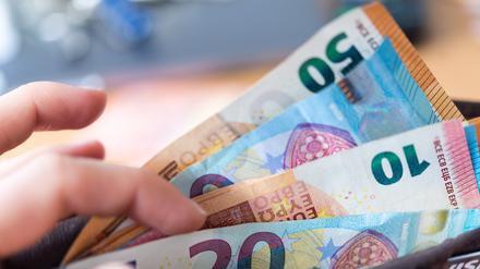 Euro-Scheine im Portemonnaie: Die ersten Banknoten gab die Europäische Zentralbank vor über 20 Jahren aus. Nun sollen sie neu gestaltet werden. 