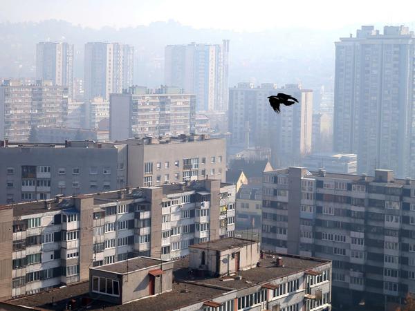 Smog hängt über der bosnischen Hauptstadt Sarajewo (Archivbild).