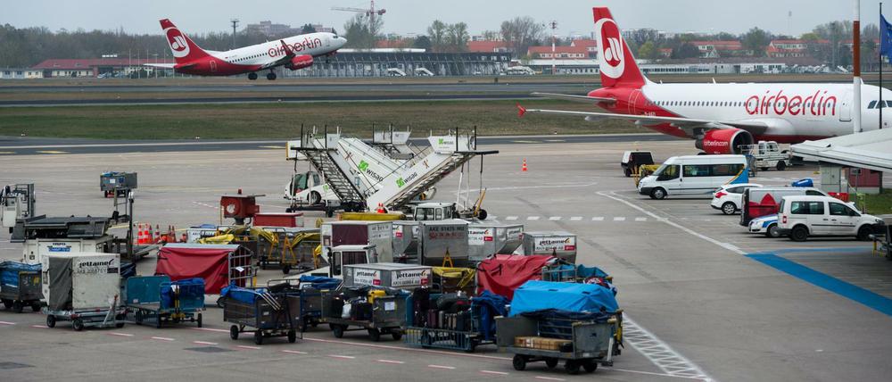 Air Berlin, hier Maschinen der Airline am 4.April 2017 am Flughafen Tegel, hatte zum Beginn des Sommerflugplans den Dienstleister gewechselt. Seither gibt es Probleme mit dem Gepäck.
