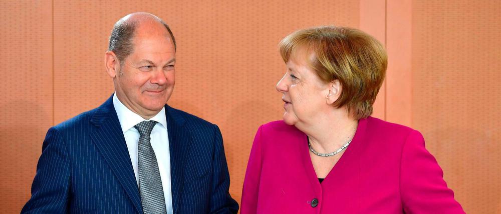 Gute Nachrichten für die Regierung: Finanzminister Olaf Scholz (SPD) mit Kanzlerin Angela Merkel (CDU)