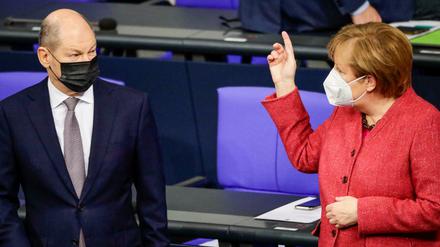 Nach oben: Die Koalition mit Angela Merkel und Olaf Scholz an der Spitze hat die Schuldenlast massiv erhöhen müssen. 
