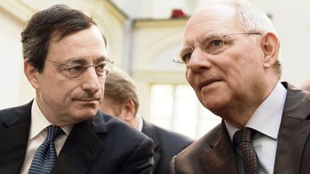 Bundesfinanzminister Wolfgang Schäuble (CDU) und EZB-Chef Mario Draghi (Archivbild). 