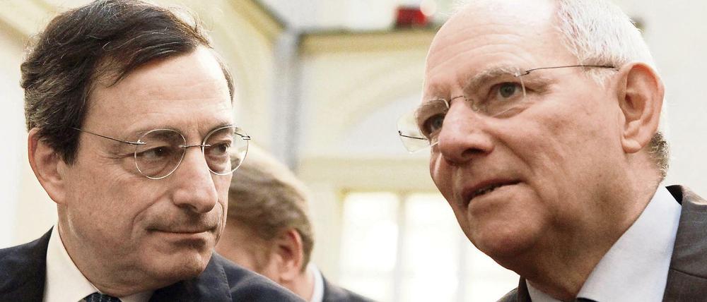 Bundesfinanzminister Wolfgang Schäuble (CDU) und EZB-Chef Mario Draghi (Archivbild). 