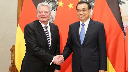 Bundespräsident Joachim Gauck und der chinesische Premier Li Keqiang am Montag in Peking. 