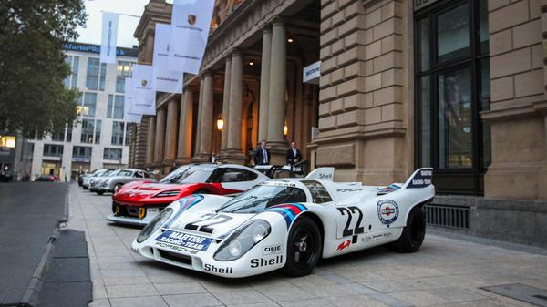 Zum Börsengang hat Porsche einige Sportwagen vor der Börse in Frankfurt platziert.