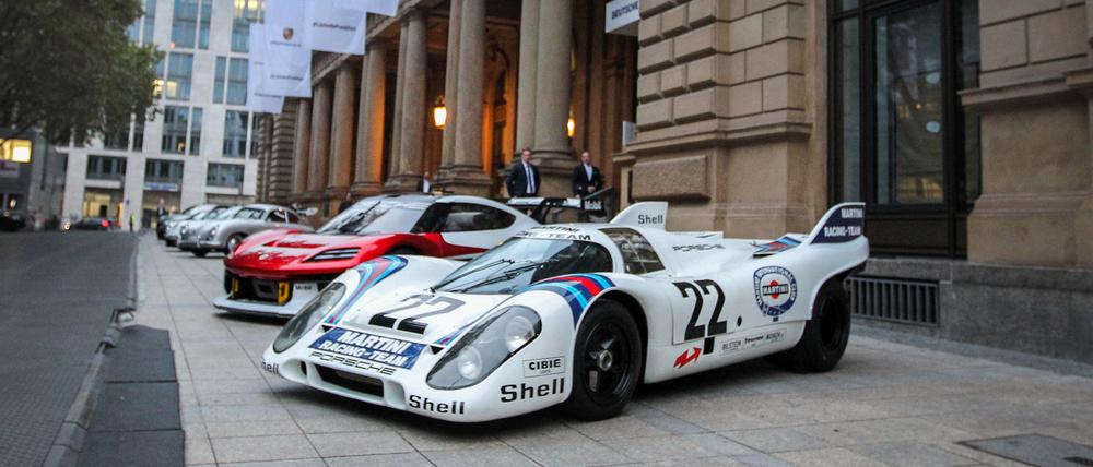 Zum Börsengang hat Porsche einige Sportwagen vor der Börse in Frankfurt platziert.