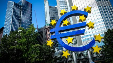 Das Eurozeichen ist im Bankenviertel von Frankfurt am Main zu sehen.