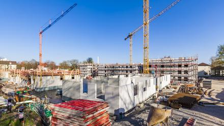 Auf einer Baustelle in Stuttgart werden Mehrfamilienhäuser errichtet. 