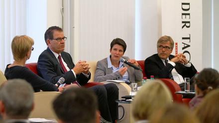 Am Dienstag diskutierten beim Tagesspiegel Bundesentwicklungsminister Gerd Müller (2.v.l.), die Sprecherin der GIZ Tanja Gönner (mitte) und Achim Lohrie von Tchibo (r.). Tagesspiegel-Redakteurin Ulrike Scheffer (l.) moderierte die Veranstaltung. 