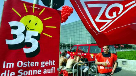 Streikende Mitarbeiter sitzen im Sommer 2003 vor der Glaesernen Manufaktur der Volkswagen AG in Dresden. Der damalige Arbeitskampf ging krachend verloren. 