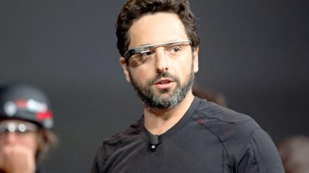 Google-Mitbegründer Sergej Brin stellt auf einer Messe die Brille Google Glass vor.