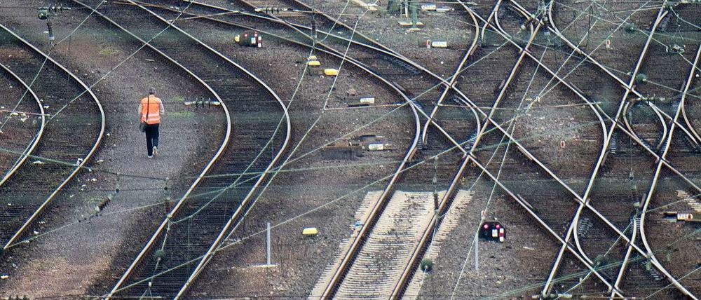 Leere Gleise der Deutschen Bahn. Die Gewerkschaft Deutscher Lokomotivführer (GDL) hat den längsten Streik in der Geschichte der Deutschen Bahn begonnen. Der Ausstand soll am Montag in den Morgenstunden enden.