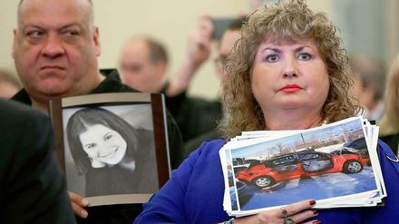 Stumme Anklage. Mary Theresa Ruddy und ihr Mann Leo mit Bildern ihrer 2010 verunglückten Tochter Kelly bei einer Anhörung des Senats in Washington. Kelly Ruddy fuhr einen Chevrolet Cobalt - Konstruktionsfehler sollen für den Unfall verantwortlich sein. 