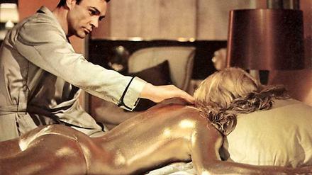 Überdosis. Im James-Bond-Klassiker wird Jill Mastersons Körper ganz mit Goldfarbe bemalt, so dass sie daran erstickt.
