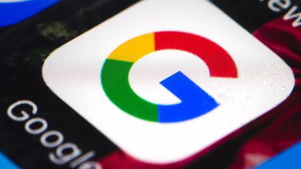 Das Google-Logo ist auf einem mobilen Telefon zu sehen. 
