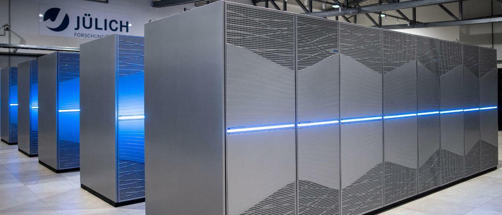 Glänzende Superrechner namens "Juwels" im Forschungszentrum Jülich.