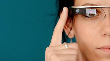 Google hatte Glass - die Computerbrille mit Kamera, Internet-Anschluss und einem kleinen Bildschirm über dem rechten Auge - im Frühjahr 2012 vorgestellt.