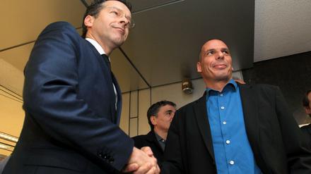Der Schein trügt. Nach dem Handschlag zwischen Eurogruppenchef Jeroen Dijsselbloem (links) und Griechenlands Finanzminister Gianis Varoufakis kam es zum Eklat.