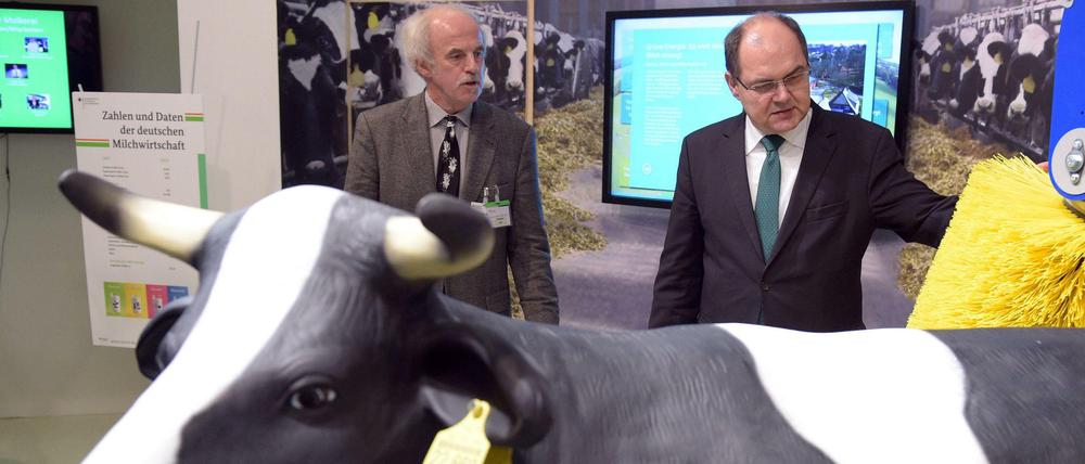 Rundgang auf der Grünen Woche. Agrarminister Christian Schmidt (rechts) nimmt einen Stand unter die Lupe.