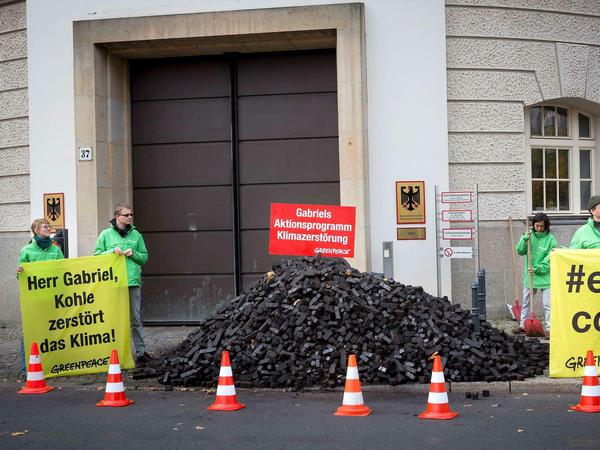 Greenpeace-Aktivisten haben am Freitag (7. November 2014) acht Tonnen Braunkohle vor das Bundeswirtschaftsministerium abgeladen, um gegen die Politik von Sigmar Gabriel (SPD) zu protestieren. 