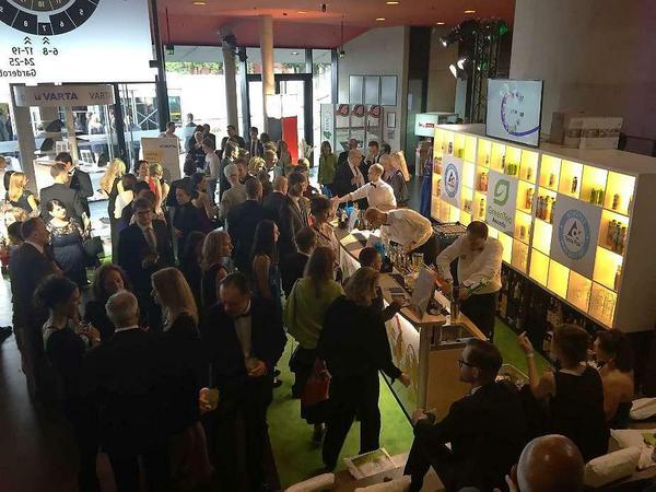 Besucher der GreenTec Awards 2015 vor der Show: Porsche, Promis und Cocktails satt.