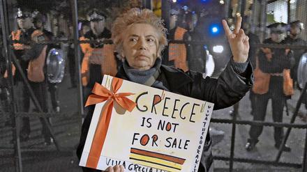 Greece is not for Sale: Die Bürger gehen für Griechenland auf die Straße - und auch der Premier kämpft um den Ruf seines Landes.
