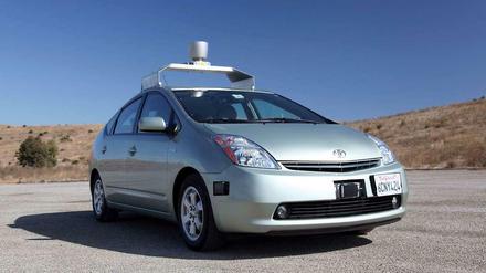 Ein silberner Toyota Prius in den USA mit einer Art Dachgepäckträger, auf dem eine runde Antenne montiert ist. 