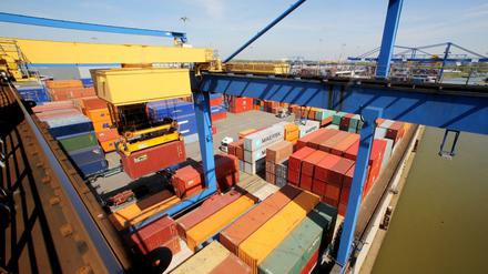 Der Containerterminal von Logport im Duisburger Hafen.