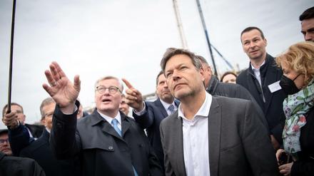 Robert Habeck (Bündnis 90/Die Grünen, rechts) nimmt mit Bernd Althusmann (CDU), Wirtschaftsminister von Niedersachsen, an der Bootstour teil.