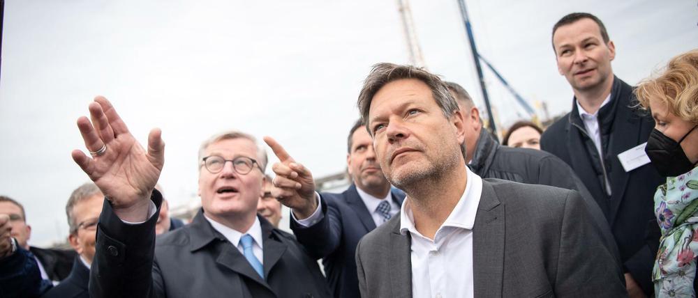 Robert Habeck (Bündnis 90/Die Grünen, rechts) nimmt mit Bernd Althusmann (CDU), Wirtschaftsminister von Niedersachsen, an der Bootstour teil.